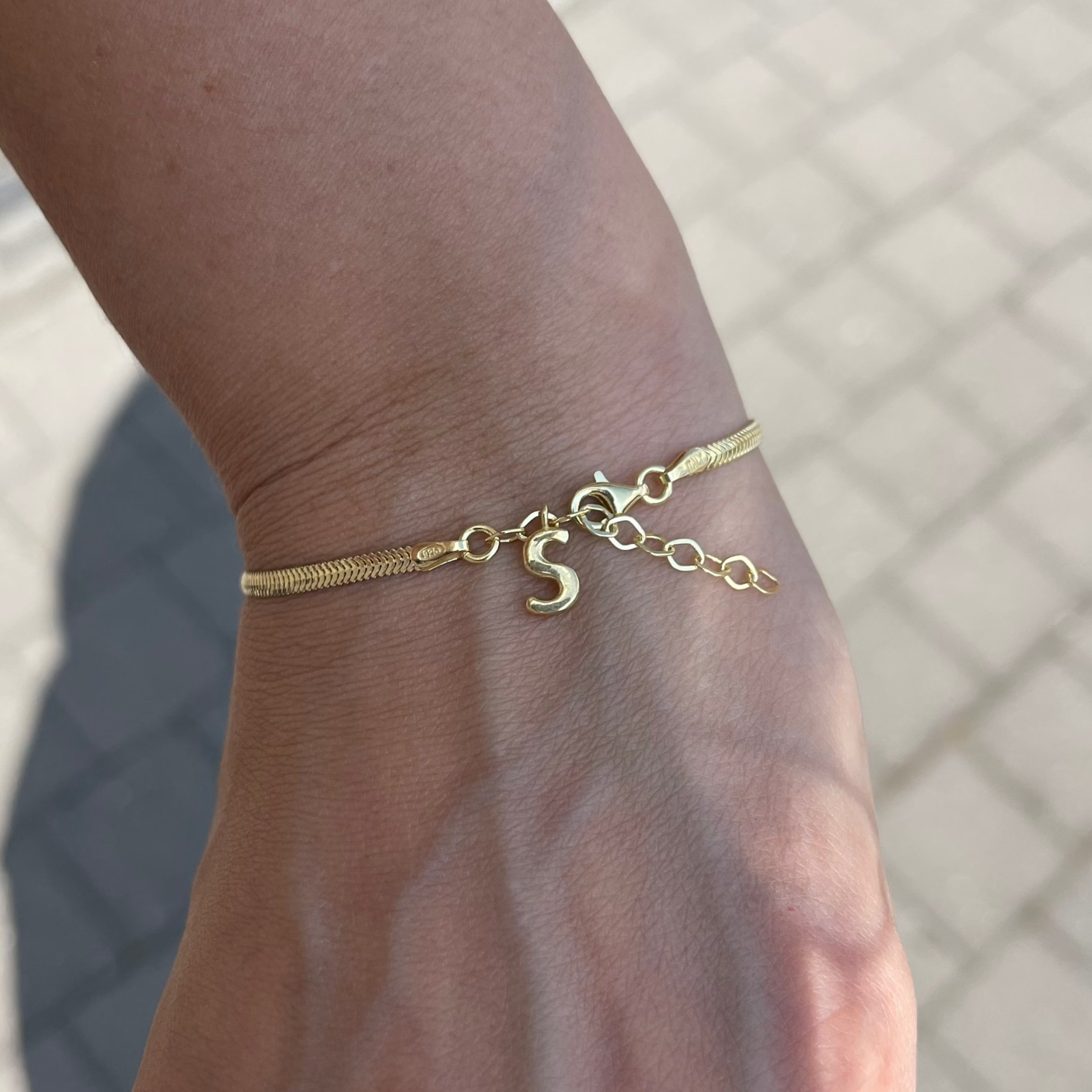 trendy armband met letter S