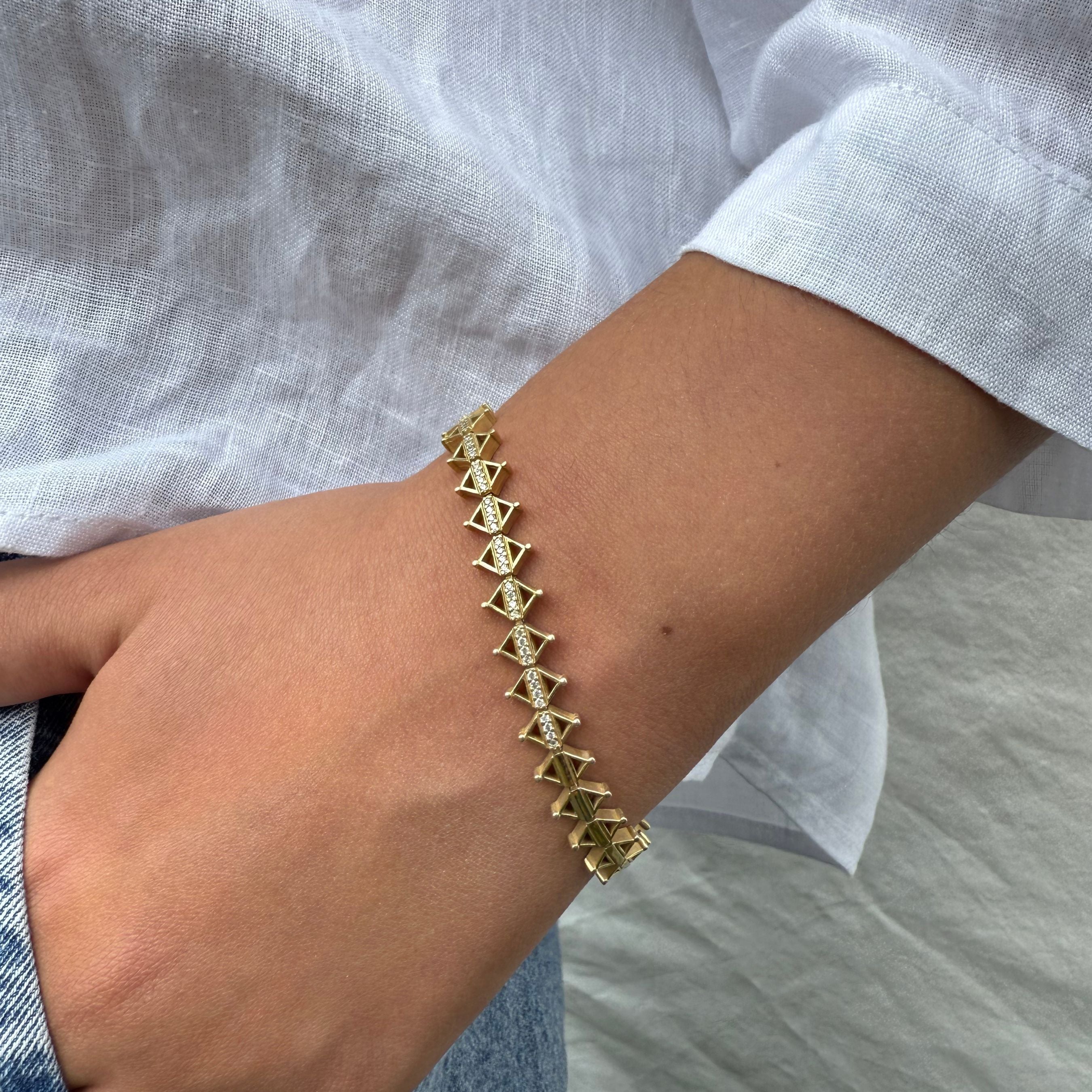 Goudkleurige armband met piramide schakels van 925 sterling zilver