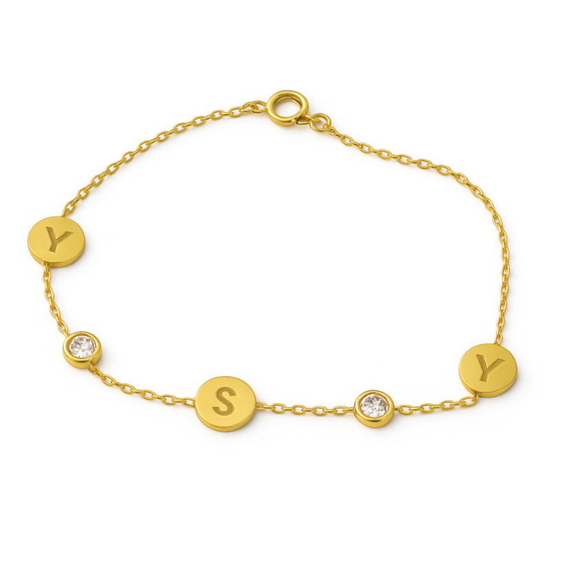 armband met initiaal bedeltjes