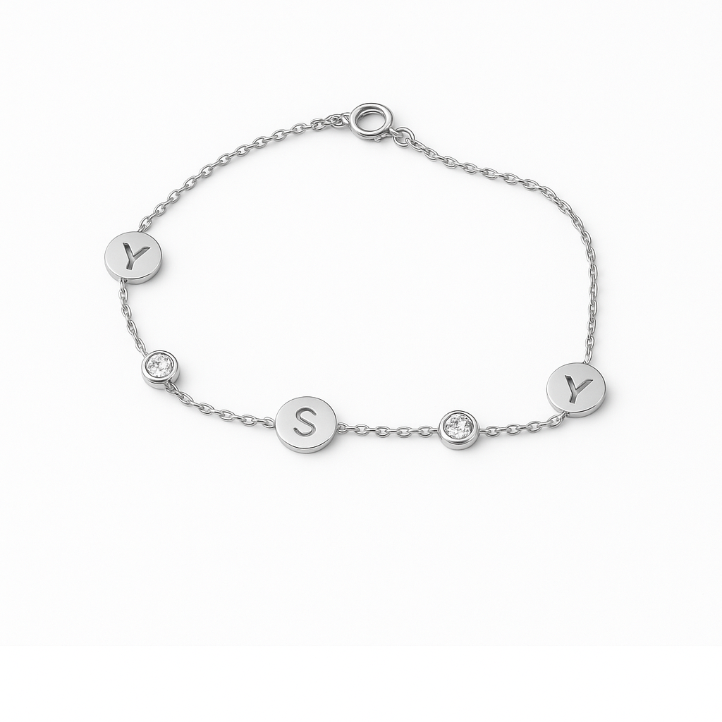 armband met initialen en bedeltjes