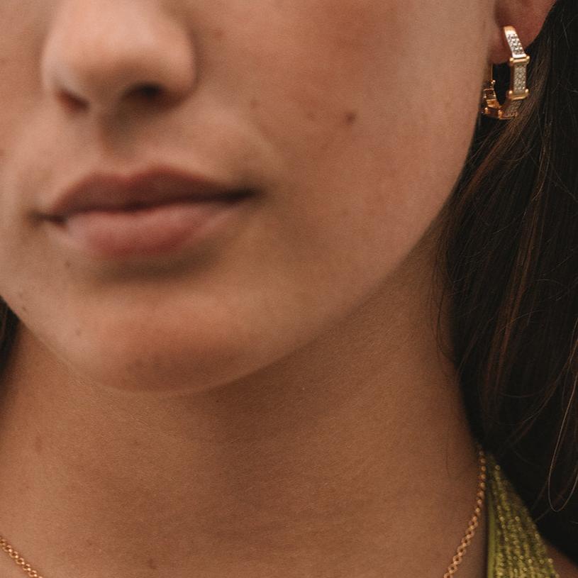 elegante oorbel met zirkonia stenen en rode studs