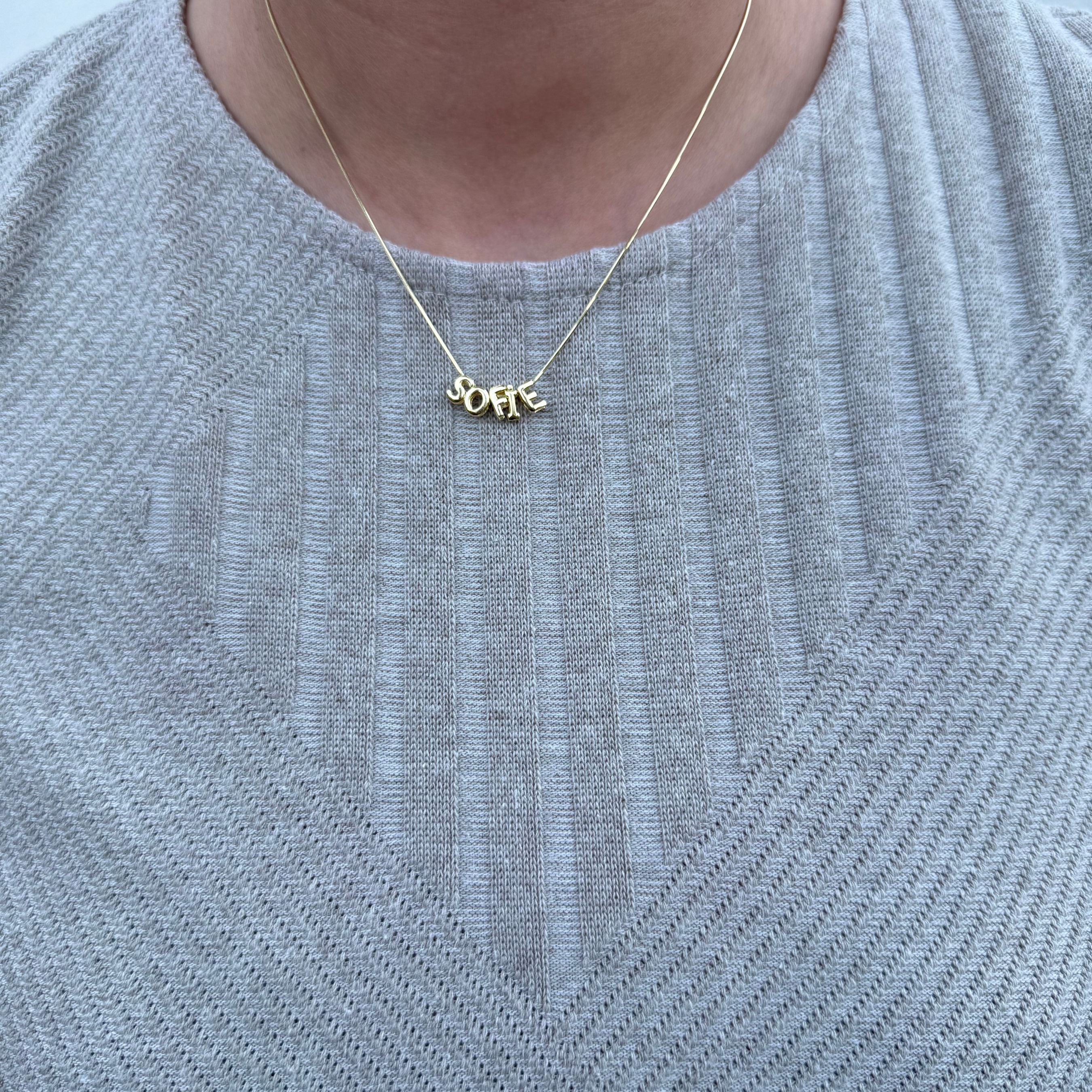 Gepersonaliseerde ballon letter naamketting van 925 sterling zilver met 18K vergulding, voorbeeld met naam Sofie, minimalistisch design