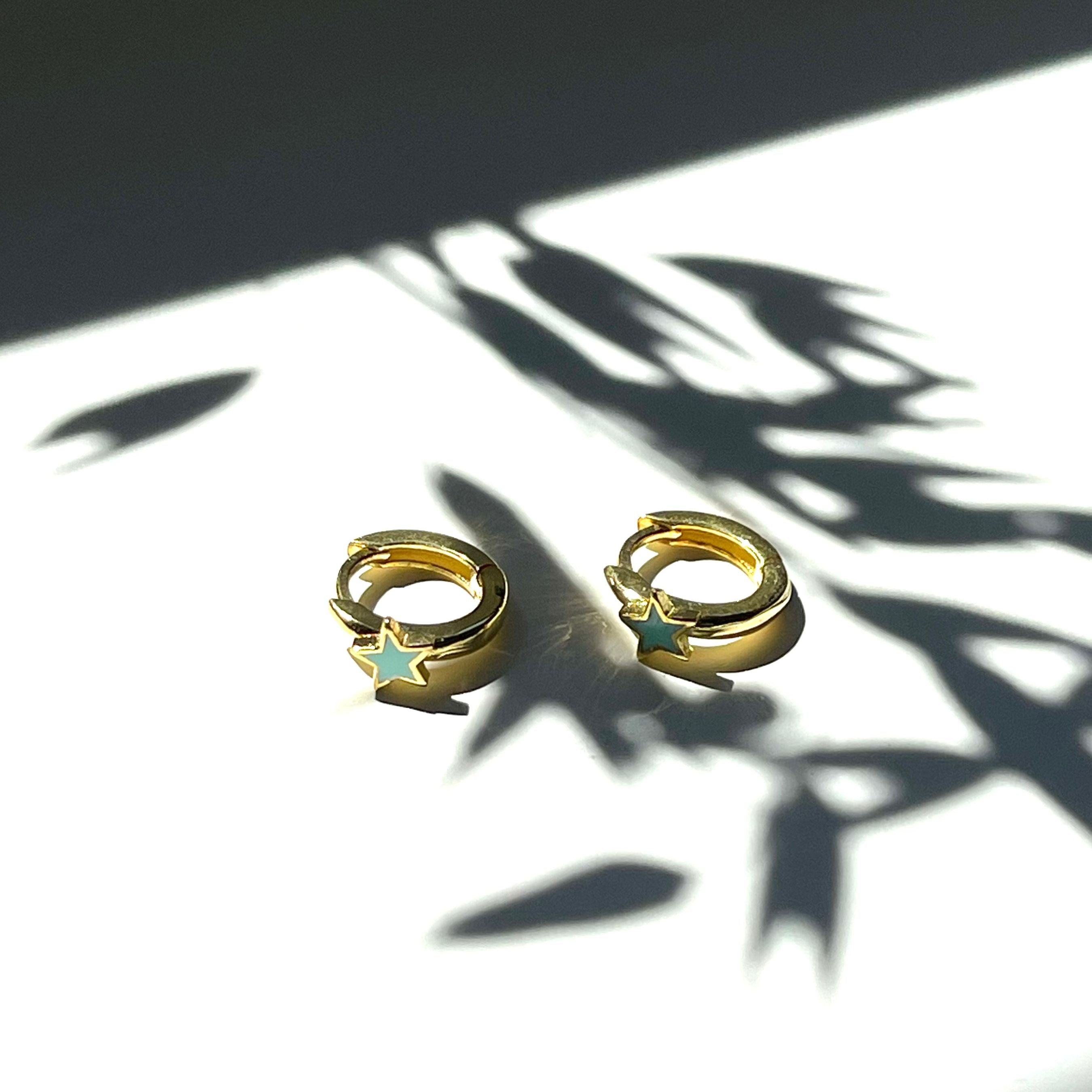 Gouden kinderoorbellen met mintgroen sterretje, perfect voor meisjes