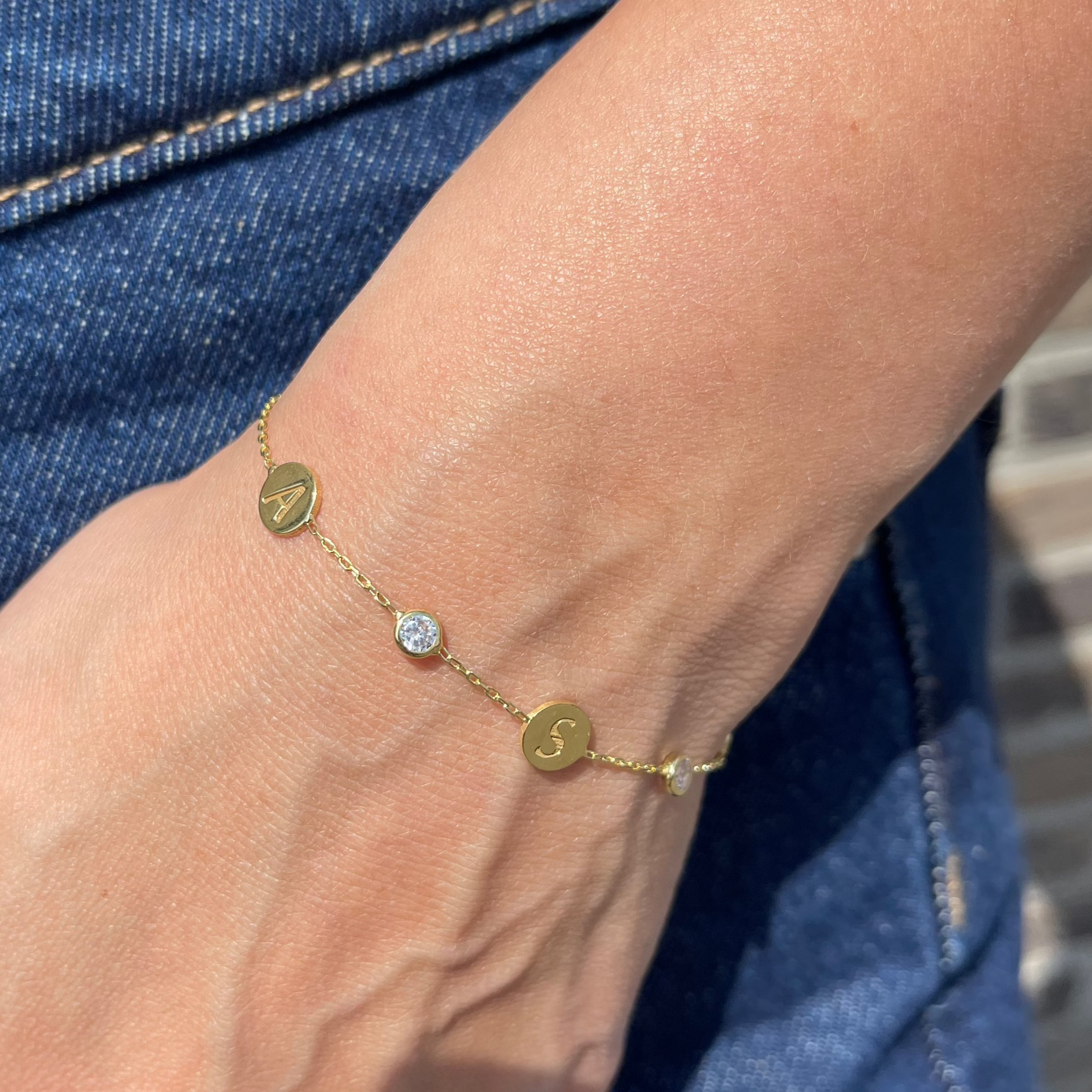 initiaal armband met bedels