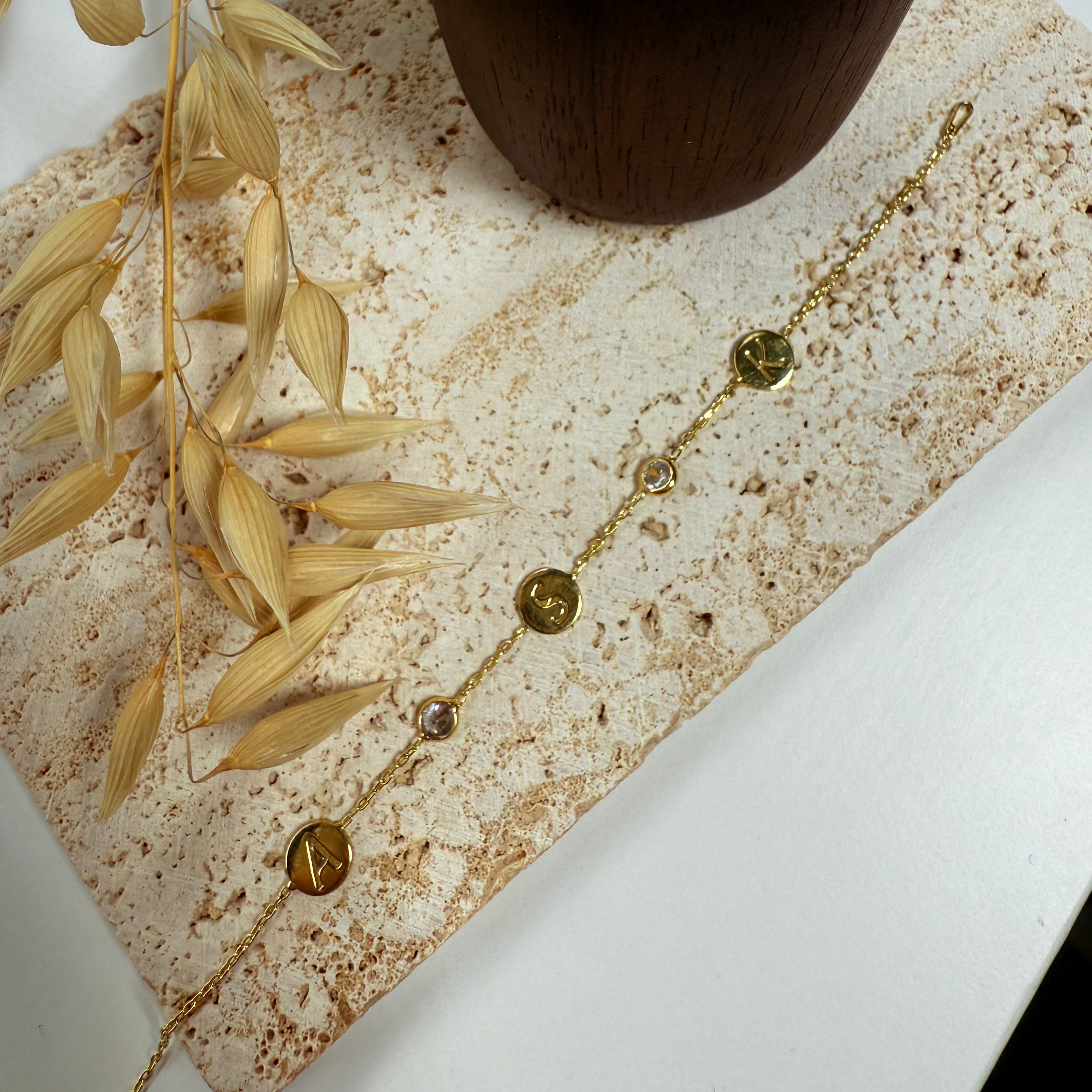 initiaal armband met bedeltjes