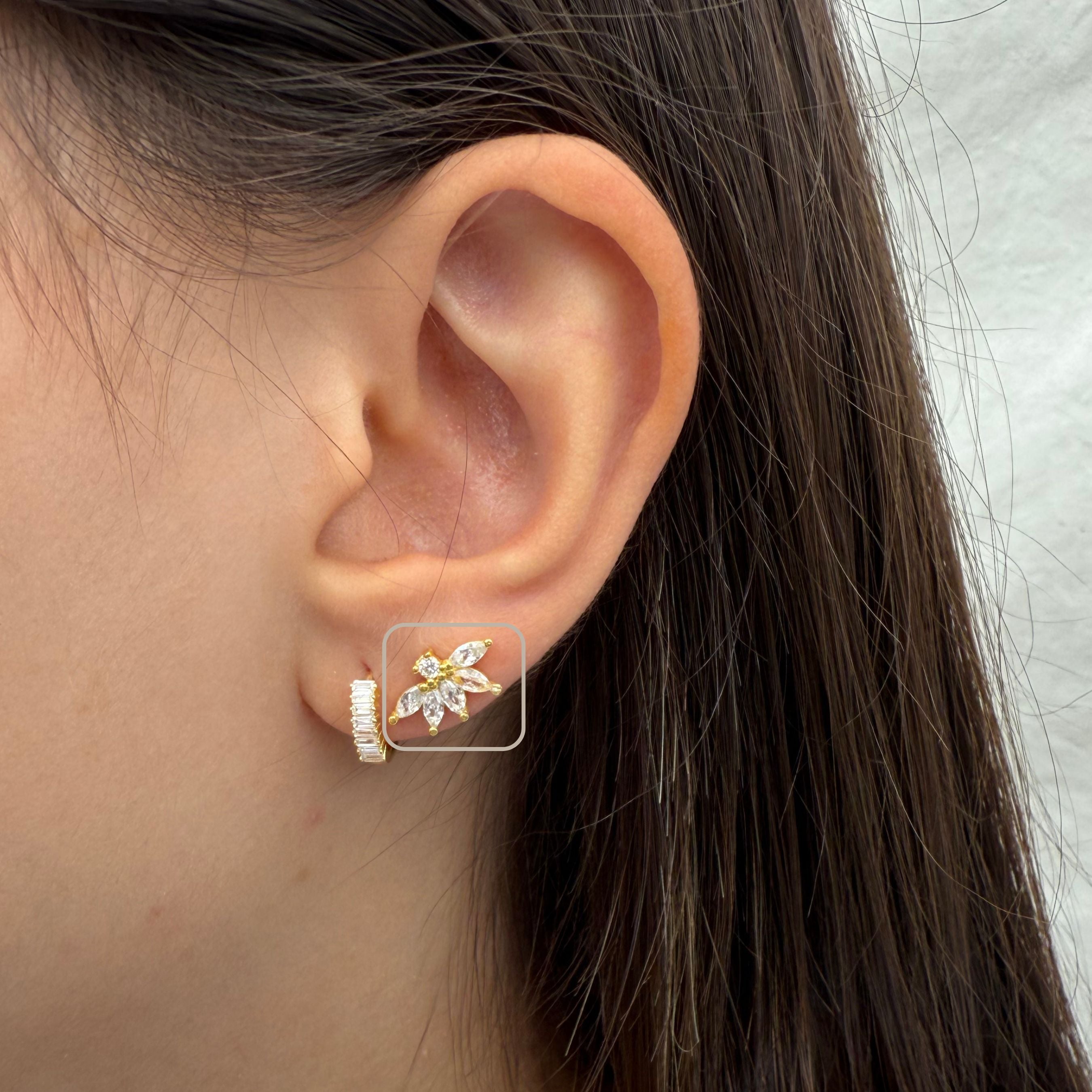 Luxe gouden insteekoorbel met bladvormig design en fonkelende zirconia’s