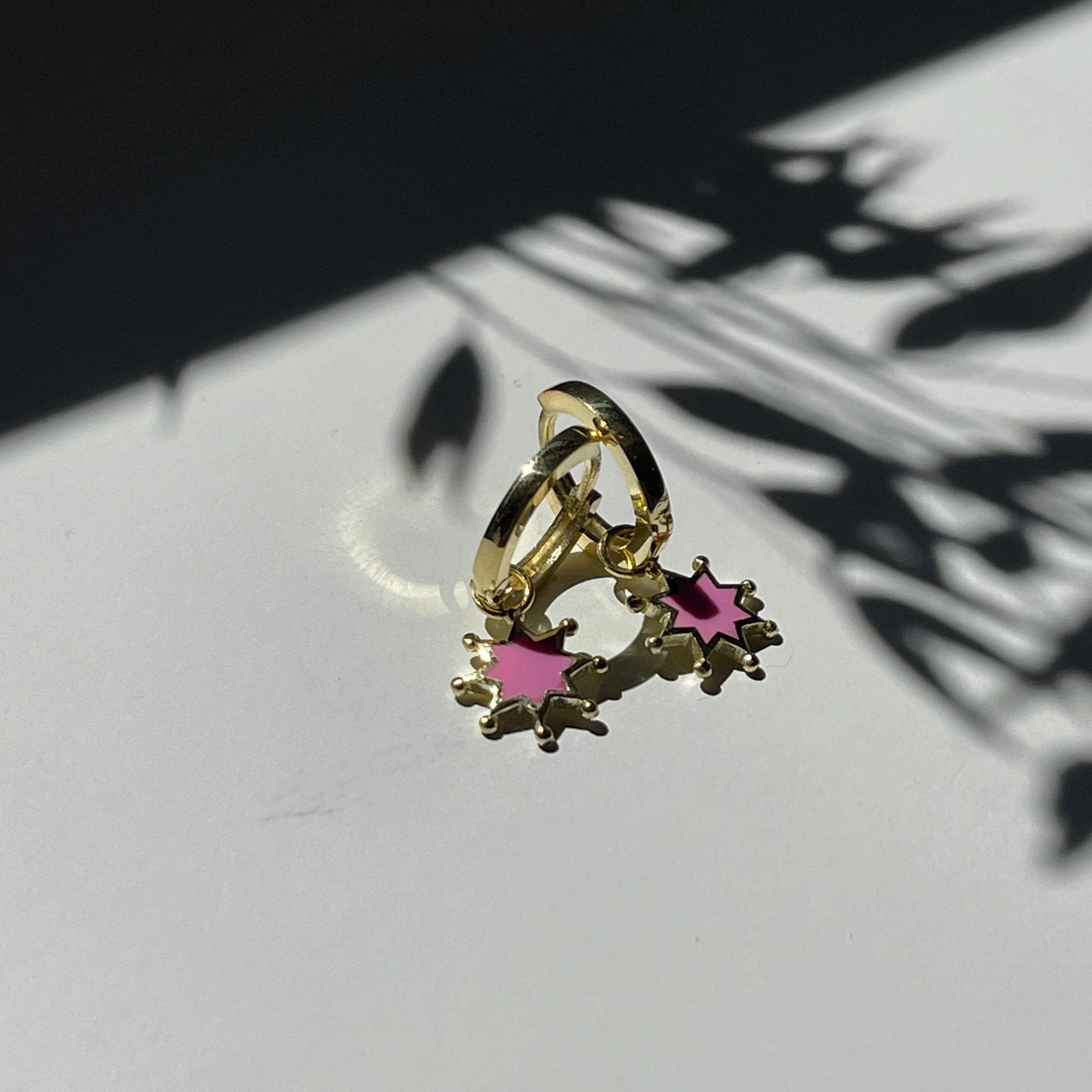 Kinderoorbellen met goudkleurige ring en roze bloemhanger