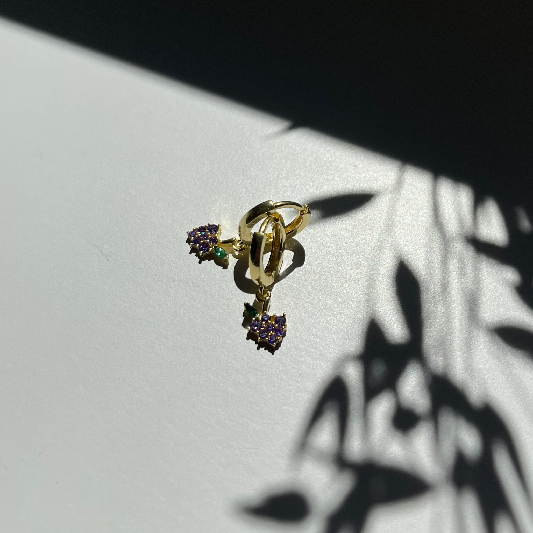 Kinderoorbellen met goudkleurige ring en paarse druifhanger