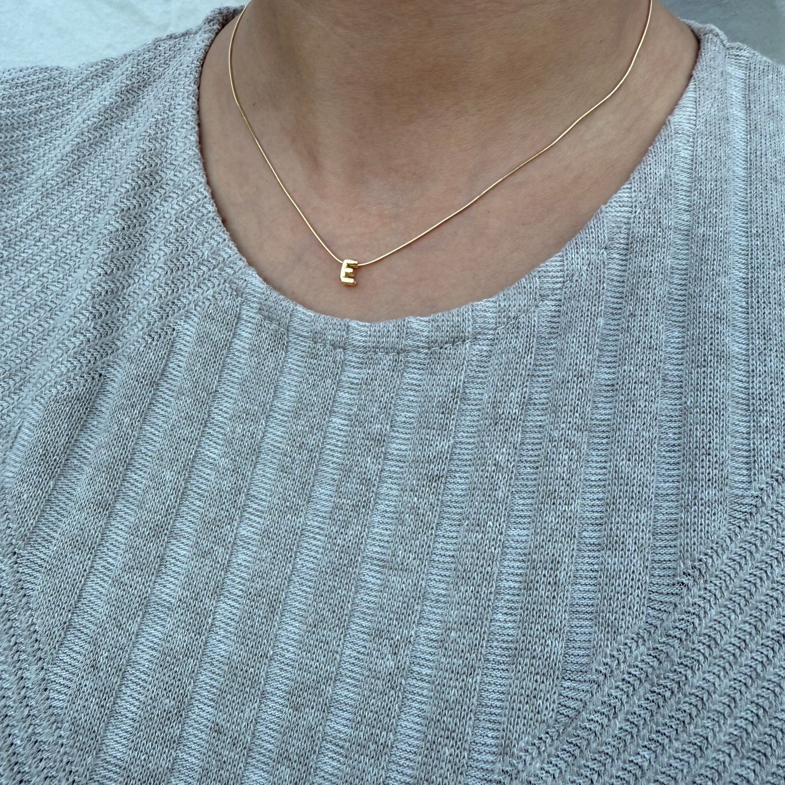 Minimalistische bubble 3D ballon letter ketting in goudkleur, 925 sterling zilver