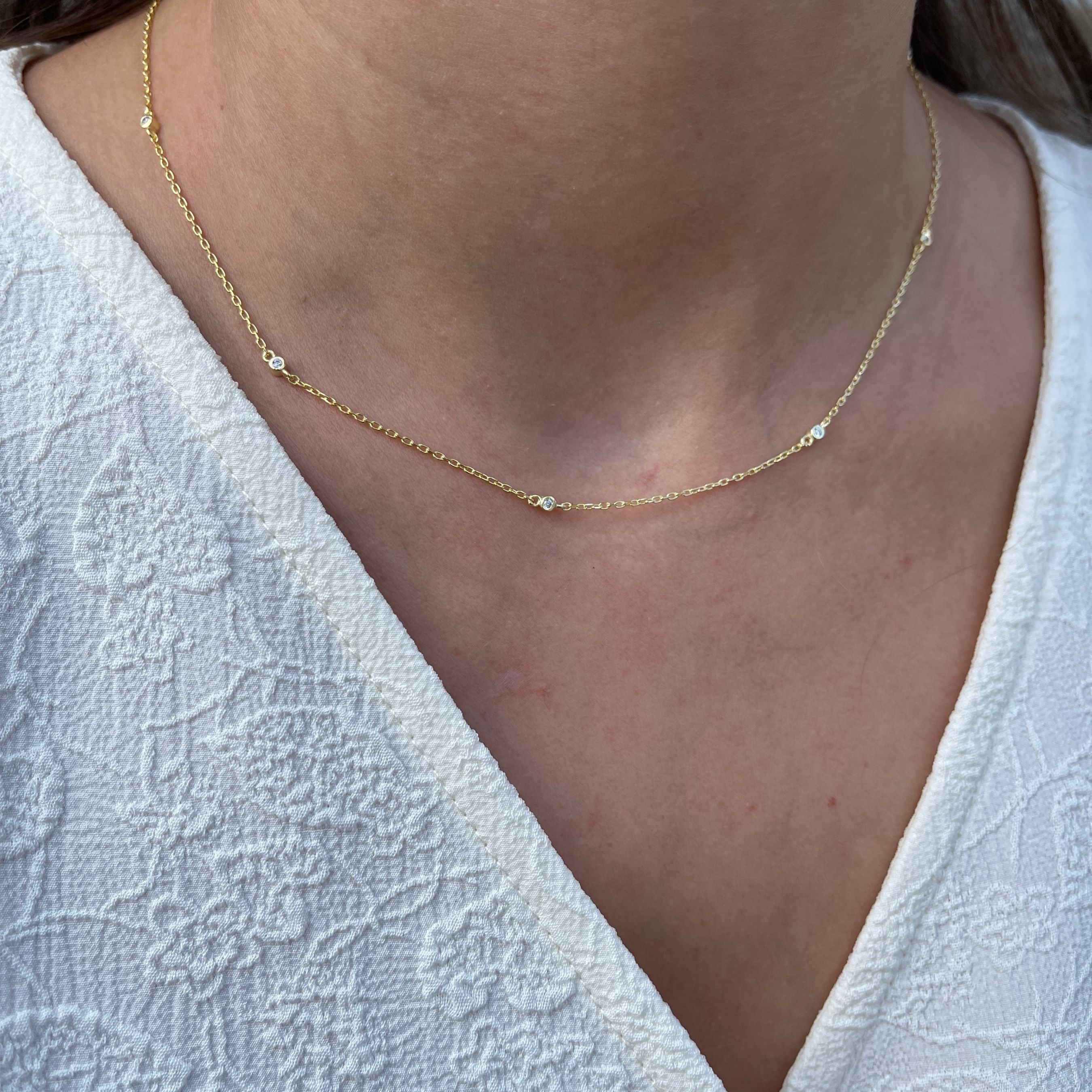 Minimalistische ketting met zirconia steentjes van 925 sterling zilver verguld, gedragen om de hals