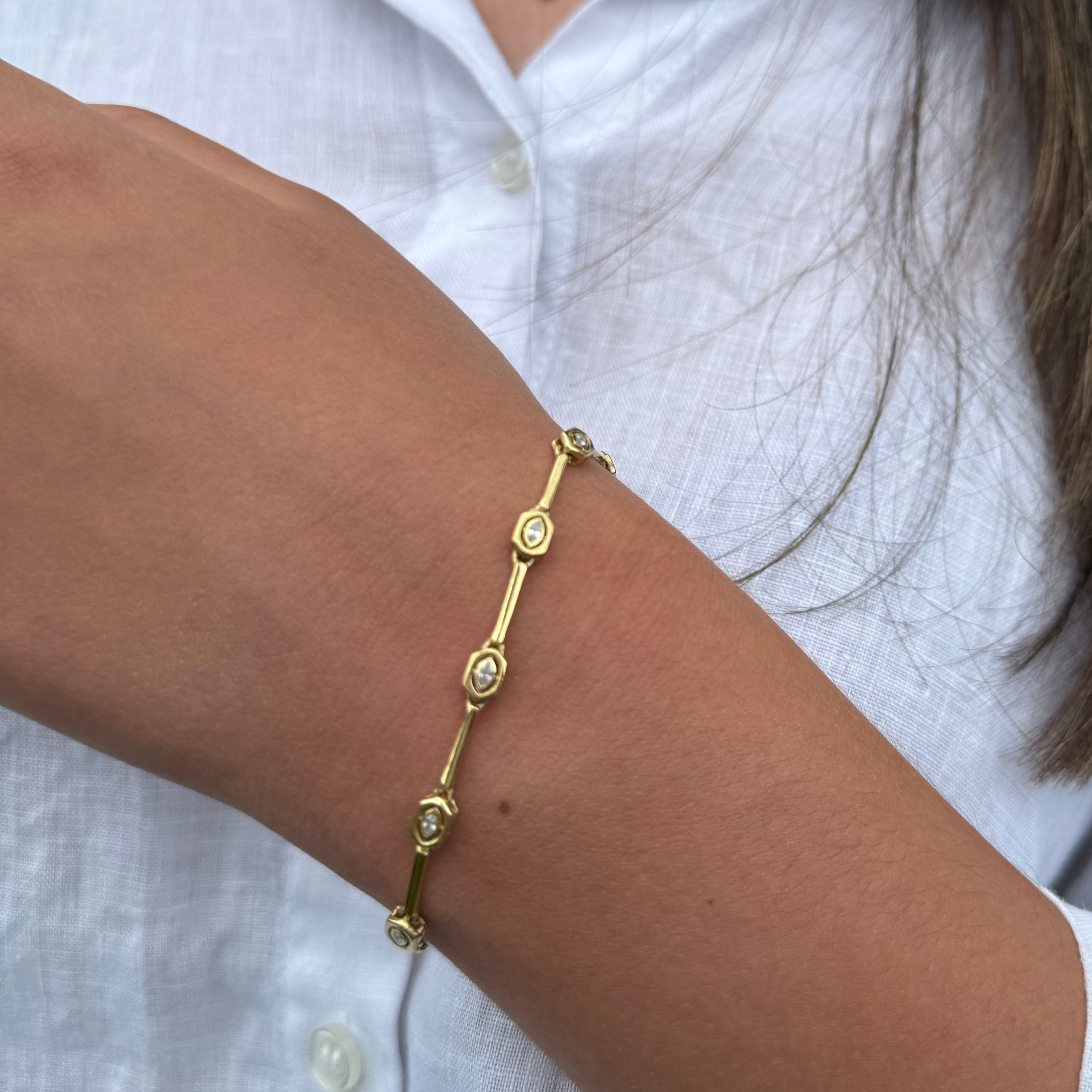 Gouden armband met ingelegde zirconia steentjes