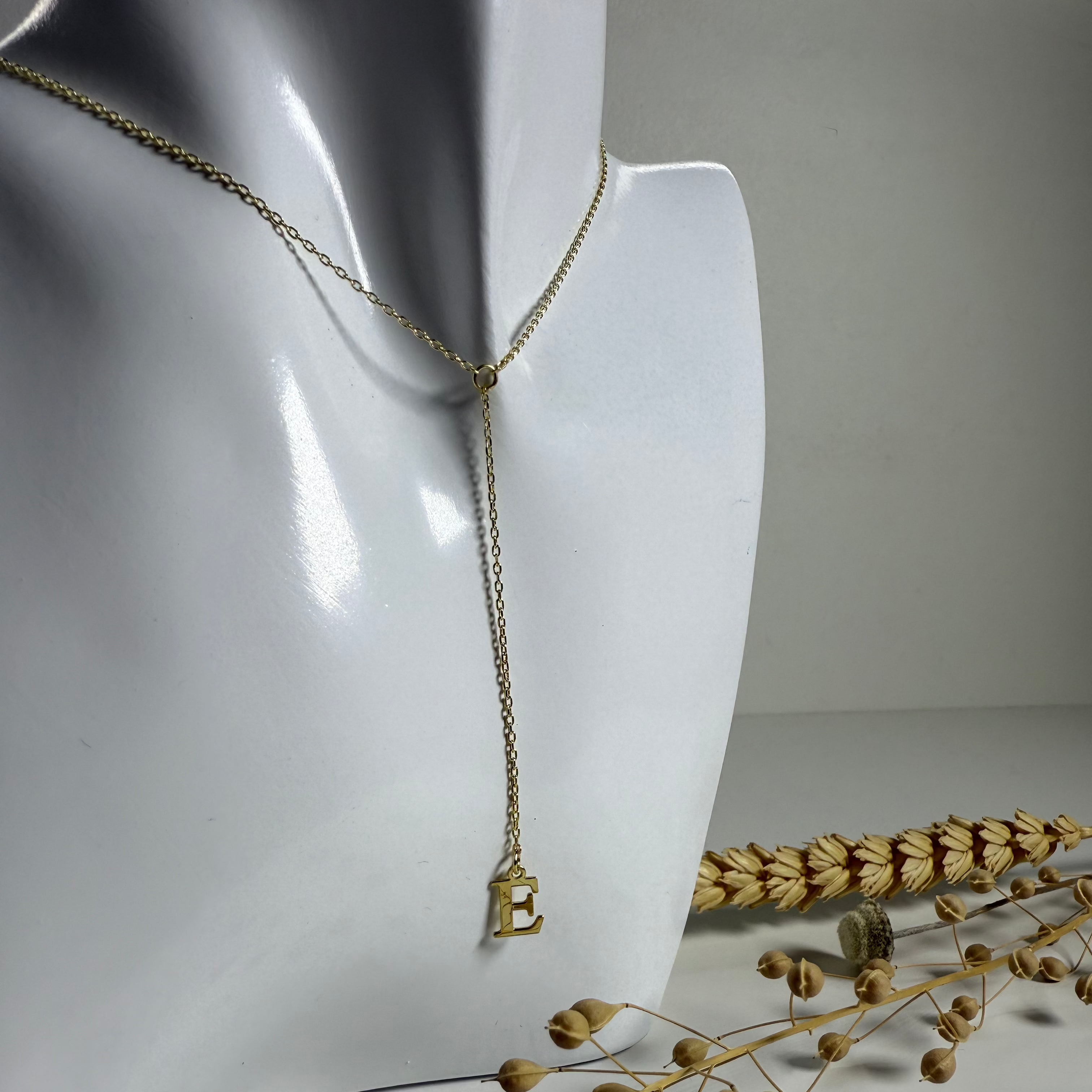 y vorm initiaal ketting / letter ketting op witte pop