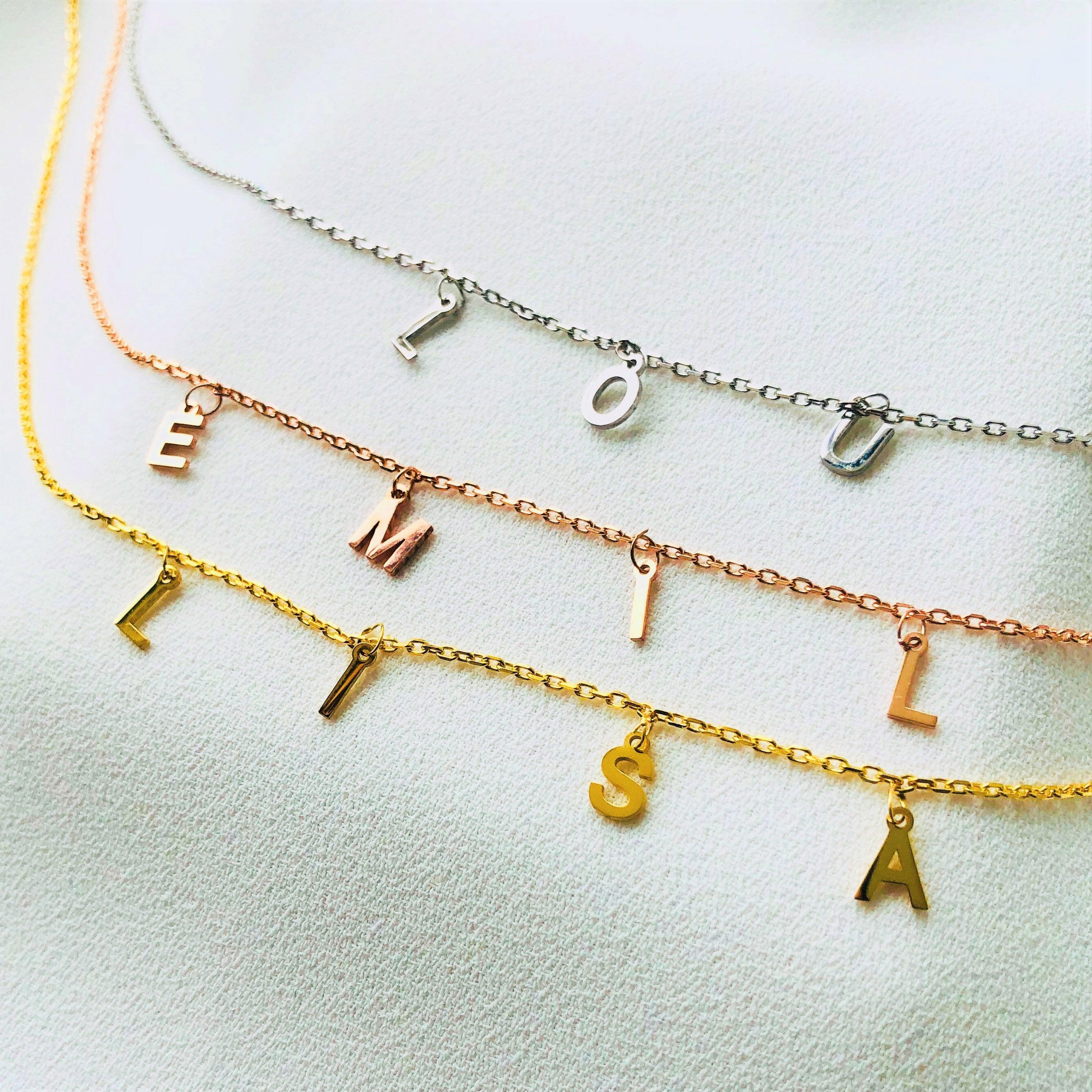 Minimalistische naamketting zonder steentjes, met losse letters of initialen.