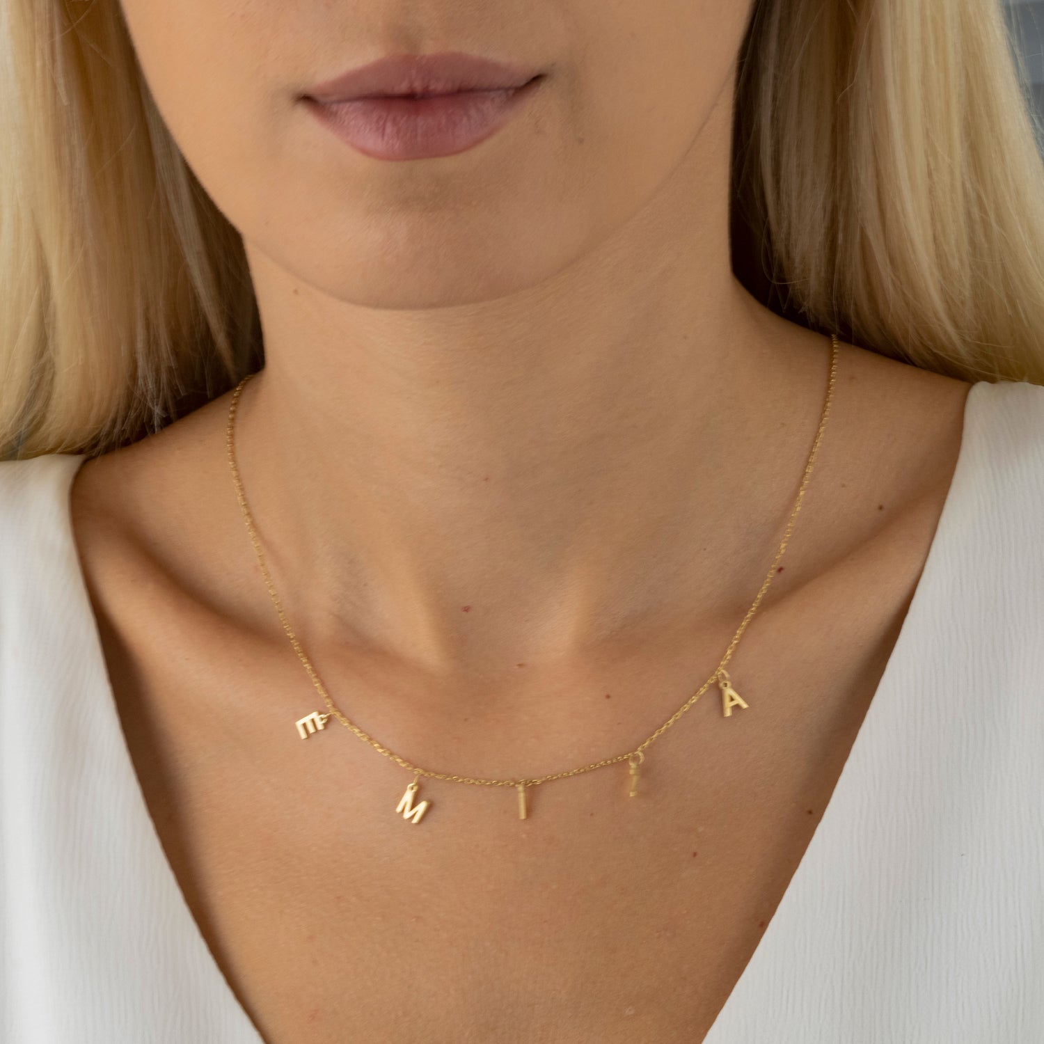 Minimalistische naamketting zonder steentjes, met losse letters of initialen.
