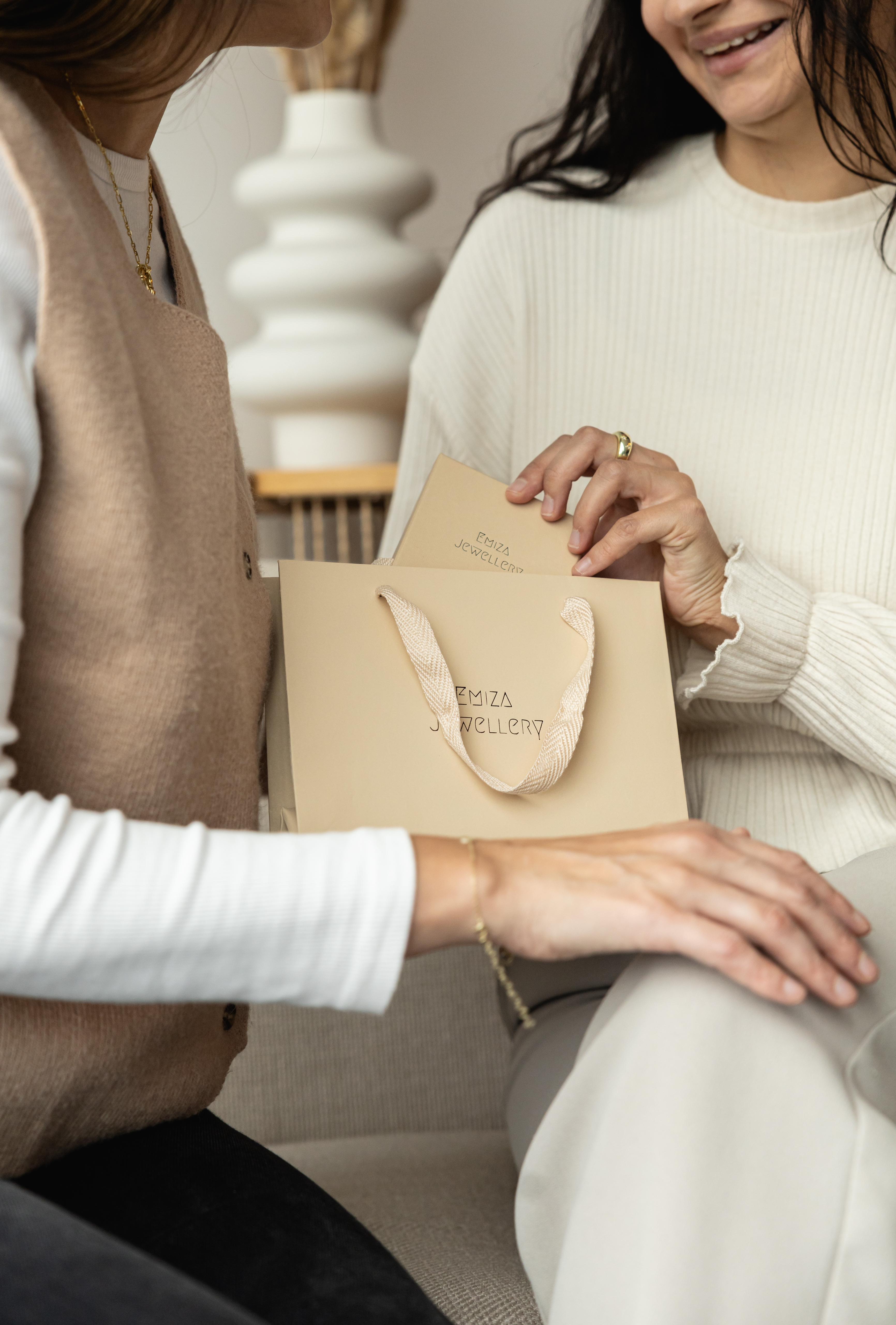 twee zussen die elkaar een kerstcadeau geven