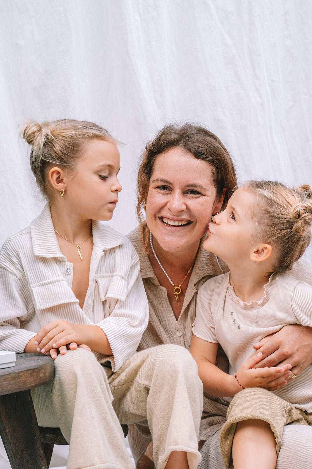 mama met haar 2 dochters met gepersonaliseerde juwelen als sinterklaascadeau / kerstcadeau