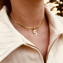 Afbeelding in Gallery-weergave laden, Initiaal ketting van snake chain_emiza_jewellery
