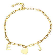 Afbeelding in Gallery-weergave laden, Initiaal armband met hartvormig figuur
