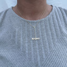 Gepersonaliseerde Y-vorm naamketting van 925 sterling zilver met zirkonia steen, gedragen rond de hals.