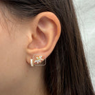 Luxe gouden insteekoorbel met bladvormig design en fonkelende zirconia’s