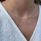 Minimalistische ketting met zirconia steentjes van 925 sterling zilver verguld, gedragen om de hals