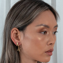 Afbeelding in Gallery-weergave laden, Initiaal oorbel - emiza jewellery

