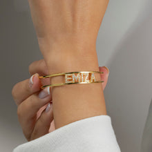 Afbeelding in Gallery-weergave laden, Naam armband drukletters steentjes - emiza jewellery
